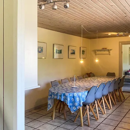 6 Bedroom Beautiful In Casa de Férias *