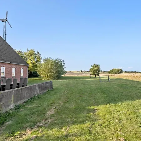 6 Bedroom Beautiful In Semesterbostad *