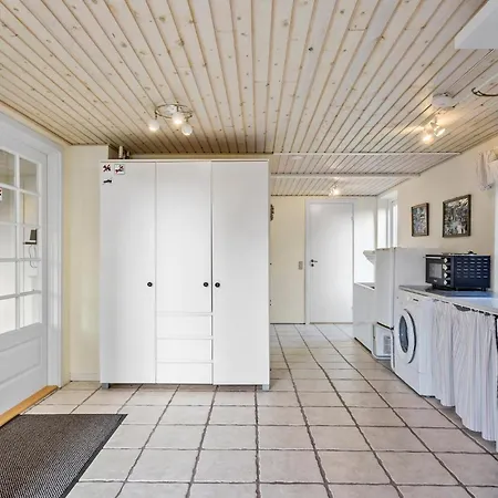 6 Bedroom Beautiful In Semesterbostad *