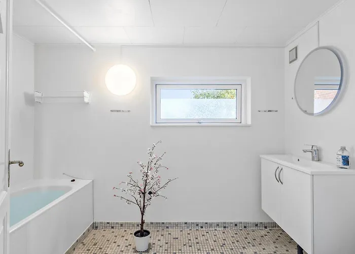 6 Bedroom Beautiful In *