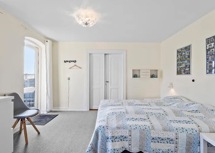 6 Bedroom Beautiful In Holiday home