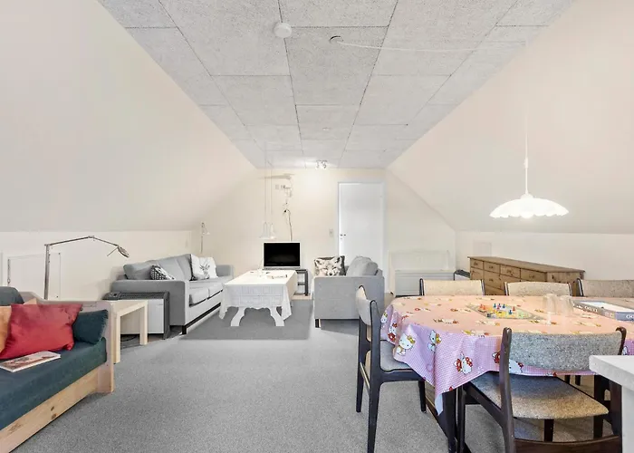 6 Bedroom Beautiful In Holiday home *