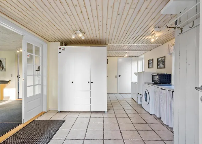 6 Bedroom Beautiful In Holiday home *